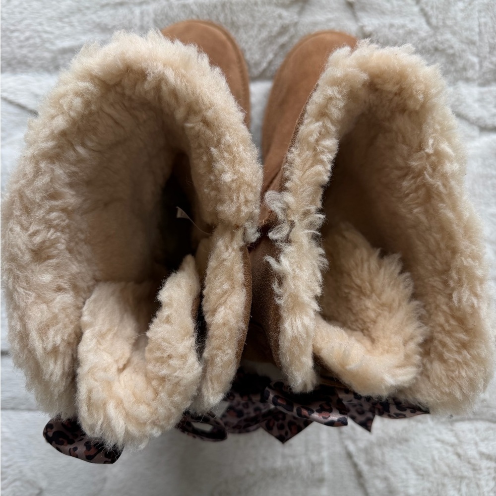 Like NEW! $209 UGG Genuine Shearling Bailey Bow Chestnut Boot 10 - Picture 5 of 8